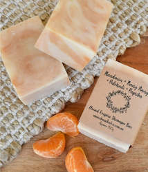 Jewellery: manderin, ylang ylang, patchouli and paprika shampoo bar