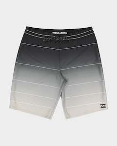 Sporting equipment: BILLABONG FLUID AIRLITE 20" BOARDSHORT - BLACK