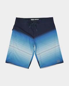 Sporting equipment: BILLABONG Fluid X 21" Mens Boardshort - Blue