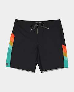 Sporting equipment: Billabong MENS MARLEY X 18" BOARDSHORT