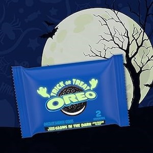 Oreo Trick or Treat Glow in the Dark 2 Pack (packet glows in the dark)