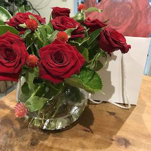 Florist: Short Roses in Vase & Gift Bag