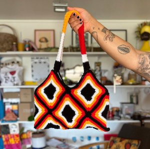 Art dealing: PNG Bilum Handbag