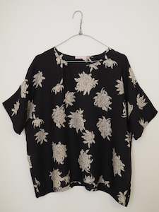 Scout Top - Black Chrysants