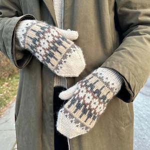 Celeste Mittens Knitting Pattern - PetiteKnit