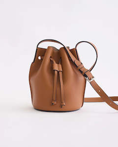 Clothing accessory: Bobb Bucket Bag || Tan Pebbled Leather