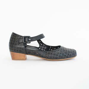 Shoe: Qasta Black