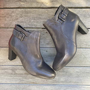 Footwear: PRELOVED: FLEXX For Girls Boot - ONLINE ONLY, Size 38