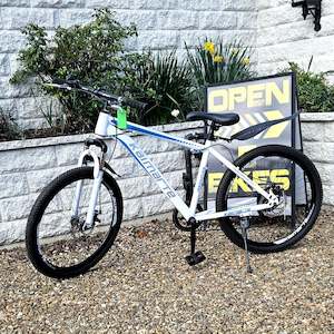 push bike: Young Persons 24 inch Push Bike with disc brakes and gears