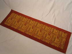 Omega Bordered Runner