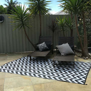 Black: Outdoor Rug - Sparta Black And White