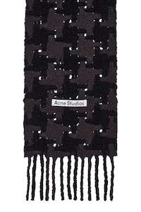 Womens Knitwear: HOUNDSTOOTH SCARF IN BLACK/GREY, FW24