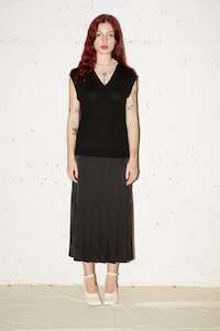 Simone Rocha: SLEEVELESS V NECK PLEATED KNIT DRESS IN BLACK/BLACK, AW23